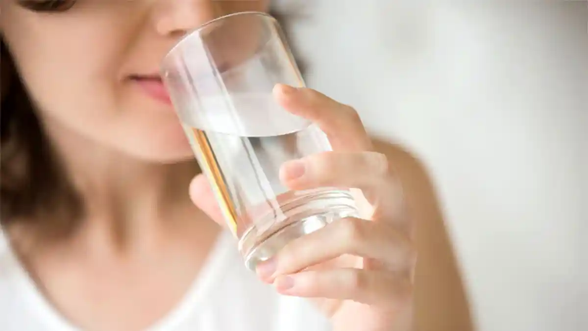 7 Manfaat Minum Air Putih Secara Teratur, Turunkan Berat Badan hingga Bantu Lawan Penyakit
