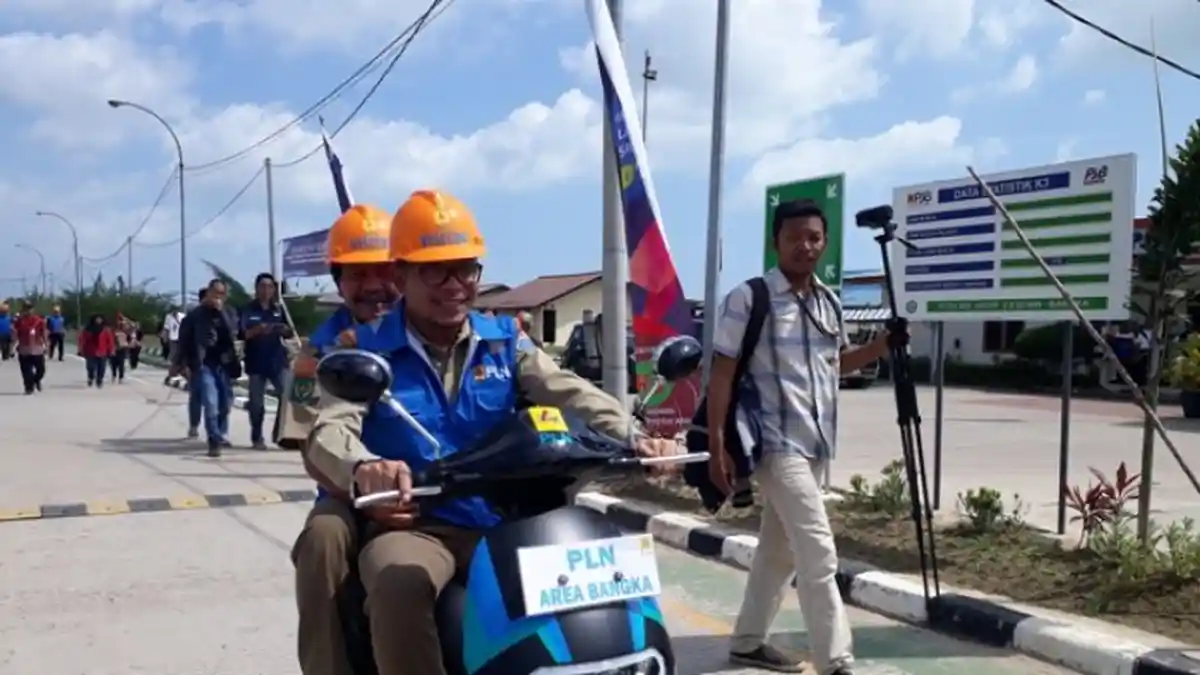Menaker M Hanif Dhakiri Jajal Motor Listrik di PLTU Air Anyir