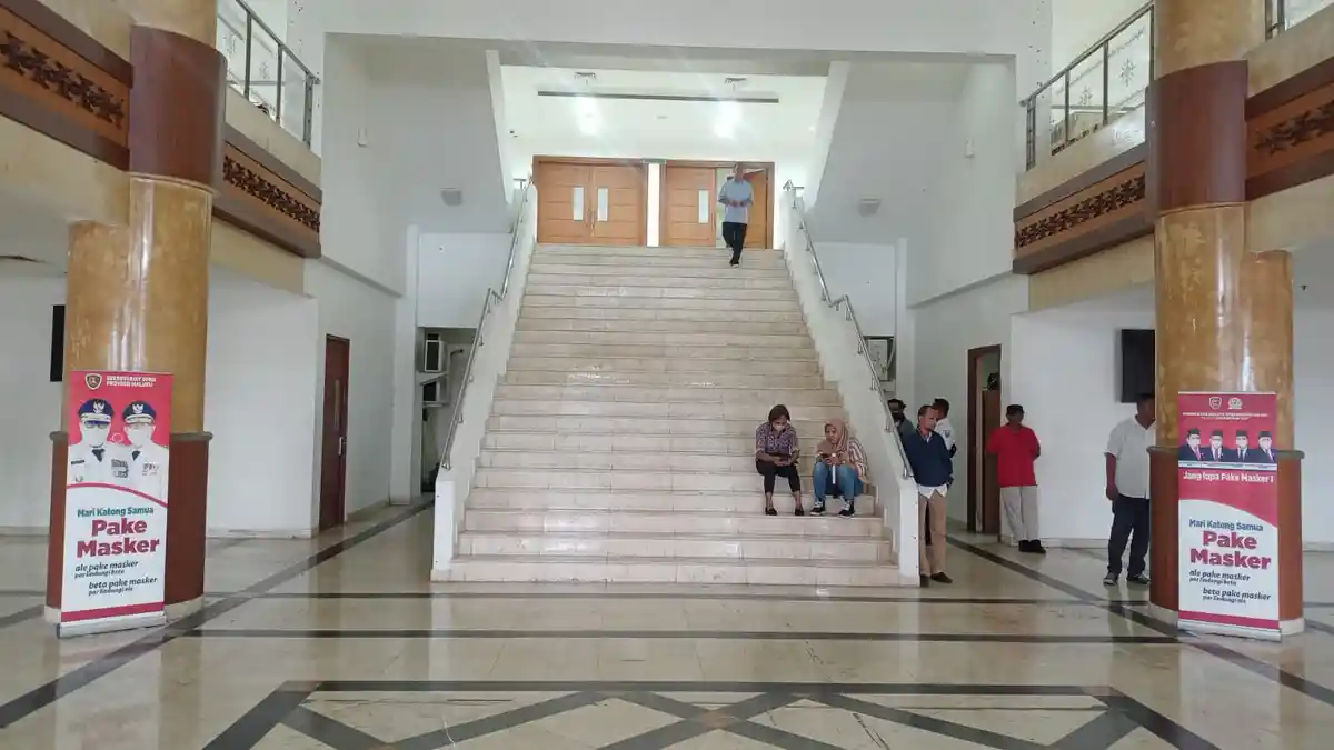 Riuh Unjuk Rasa di Halaman Gedung DPRD Maluku, Begini Suasana di Dalam