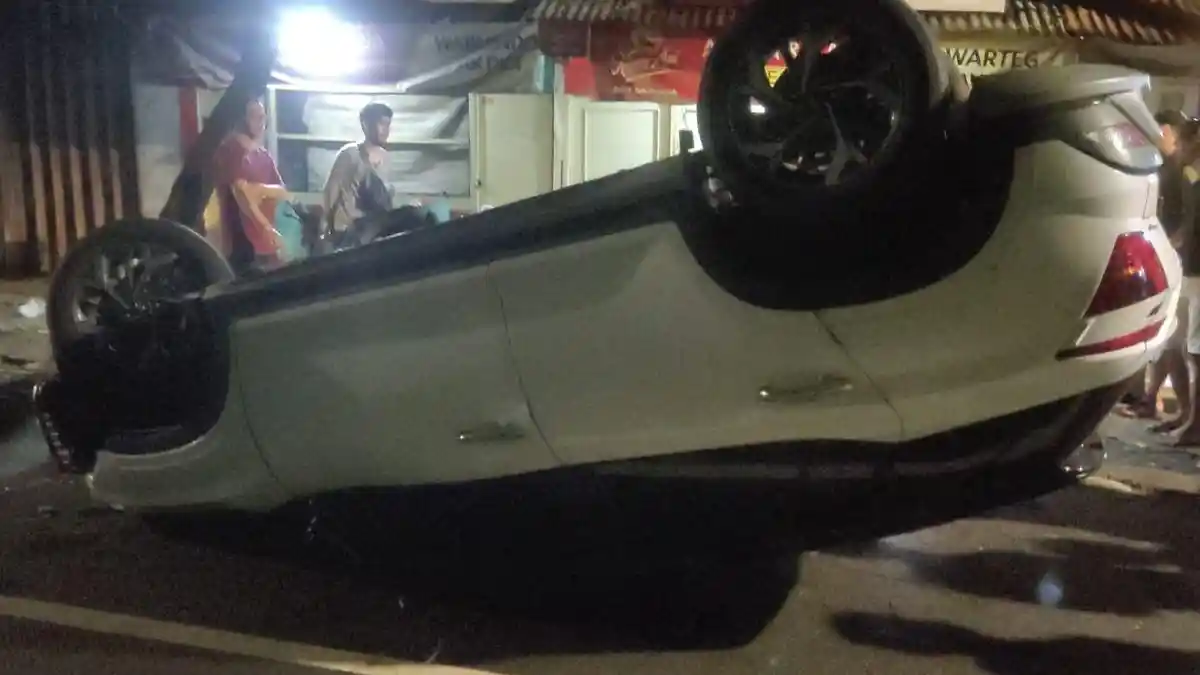 Artis Larasati Nugroho Kecelakaan, Mobil Terbalik di Jakarta Selatan