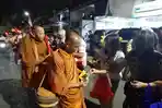Penuh Kehangatan, Bhikkhu Jalan Kaki Disambut Antusias Ratusan Umat Buddha di Surabaya