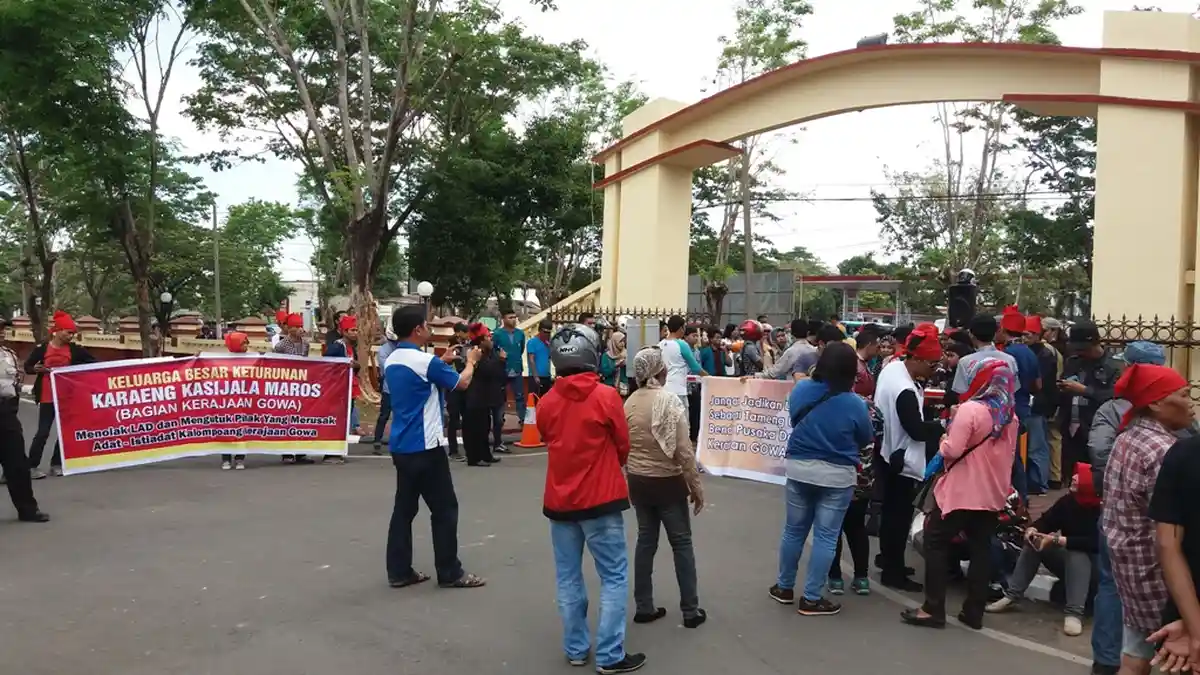 Keluarga Kerajaan se-Sulsel Berdemo di Depan Mapolda Sulsel