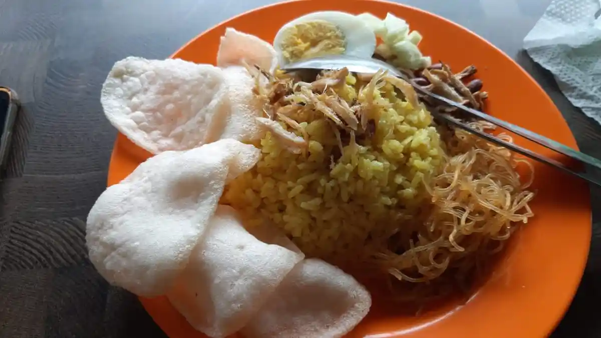 Nikmati Nasi Kuning di Rumah Makan 