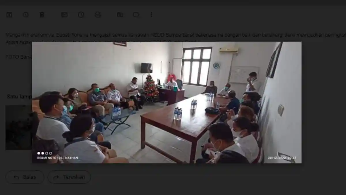 Sidak Ke RSUD Waikabubak, Bupati Sumba Barat Salaman Natal Dengan Nakes