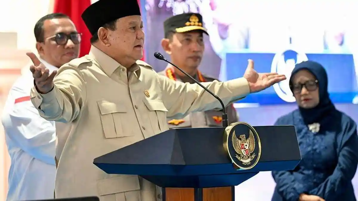 Presiden Prabowo Curhat Lelah Berdiri Menyapa Warga, Minta Dibikinin Mobil Kaca