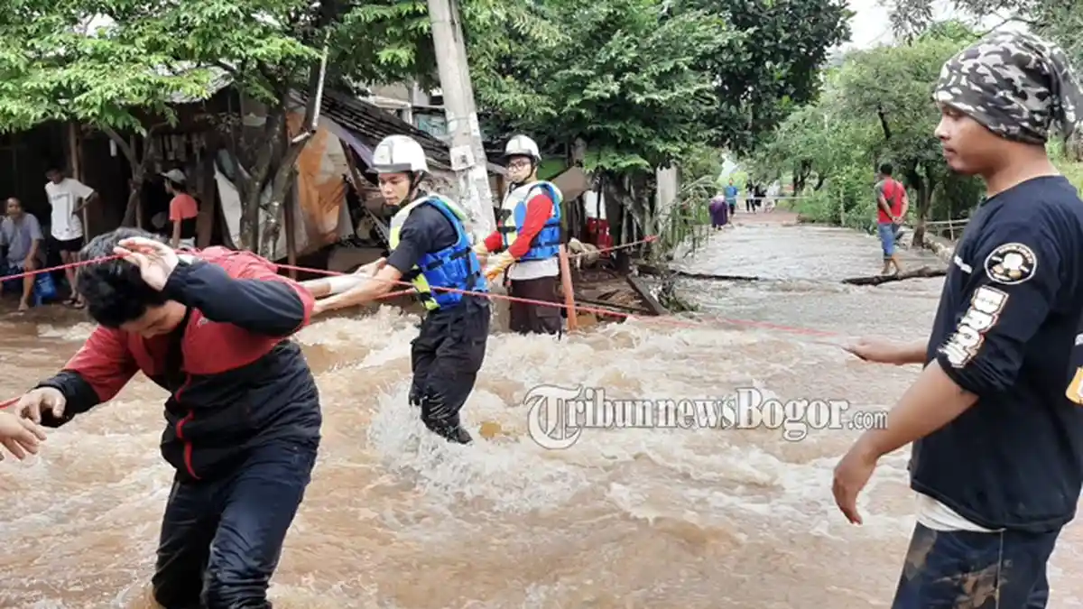 Banjir di Perumahan Lipi 2 Bojonggede, Warga Berjibaku Membantu Proses Evakuasi
