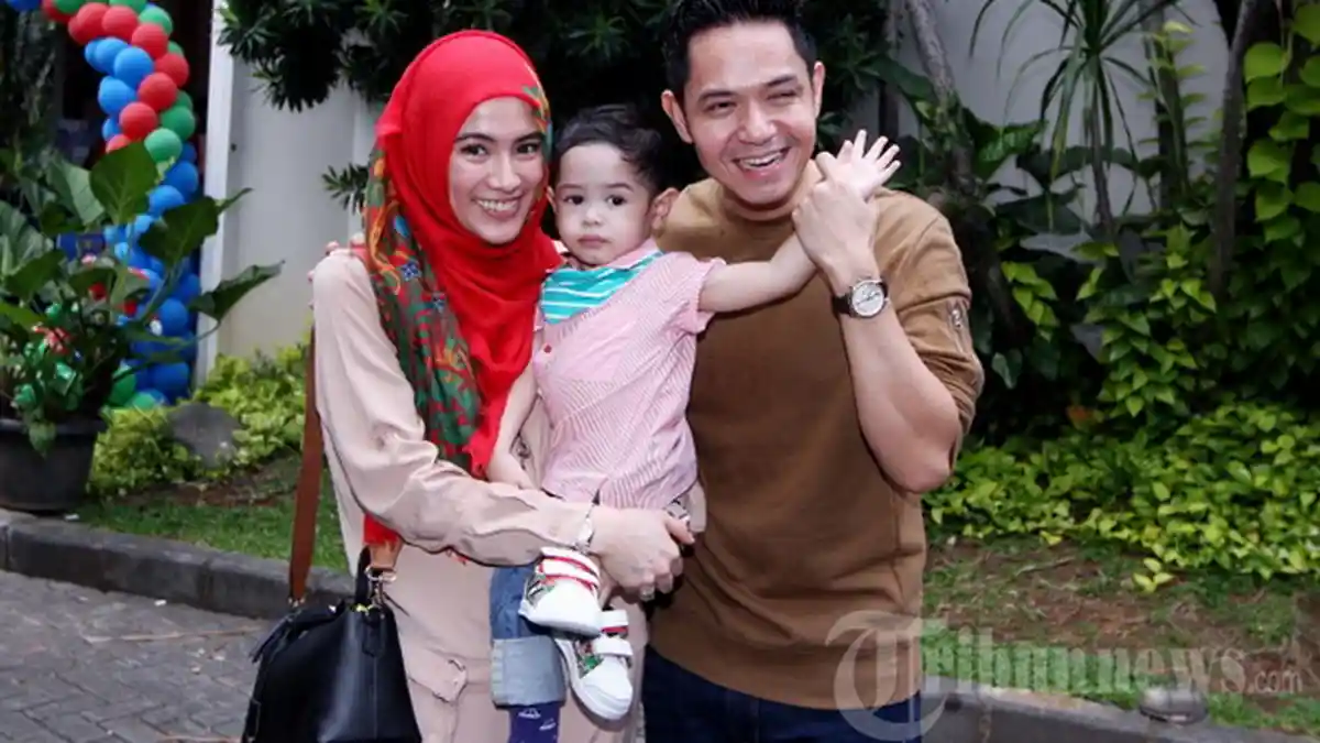 Si Cakep Rendra Putra Sulung Dude Herlino Dihina Netizen, Alyssa Soebandono Langsung Balas Begini