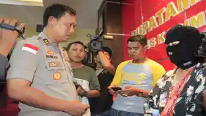 kapolres-karimun-akbp-hengky-pramudya-saat-bertanya-kepada-tersangka.jpg
