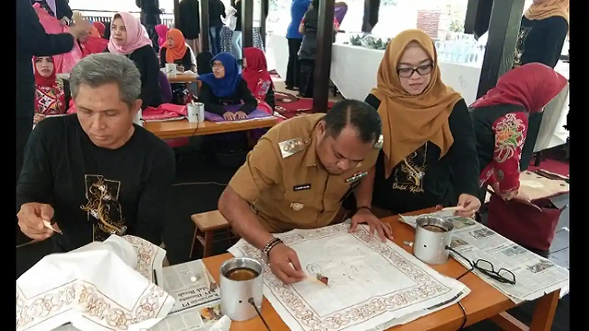 Ratusan IRT Belajar Membatik di Event Gelaran Dinas Pariwisata dan GOW Kutim