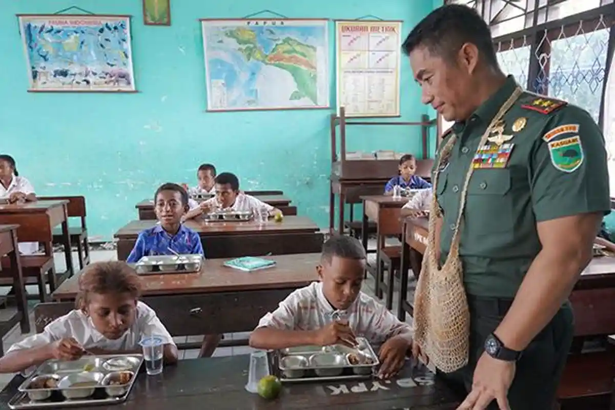 Pastikan Program Pusat Berjalan Baik, Pangdam XVIII/Kasuari Tinjau Makan Bergizi Gratis di Manokwari