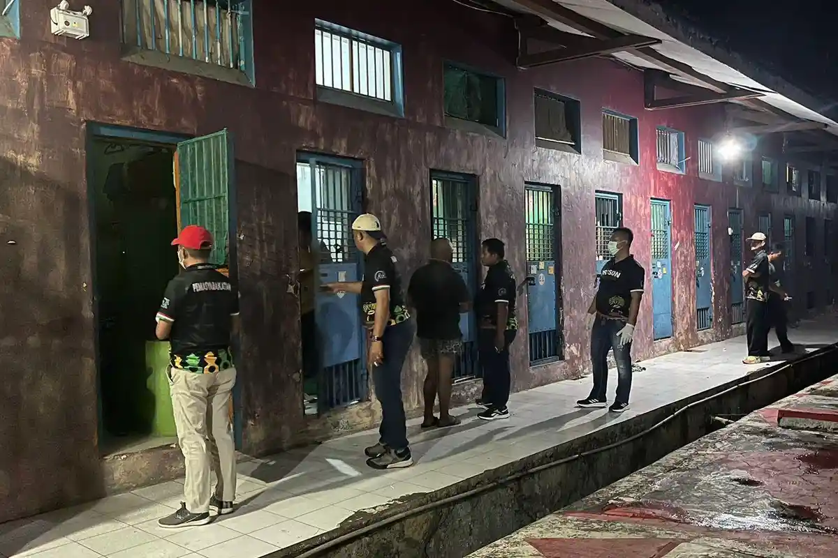 Petugas Lapas Pamekasan Geledah Kamar Hunian WBP Sembari Gelar Tes Urine Dadakan