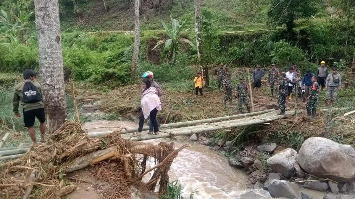 Sungai Sekitar Air Terjun Sambabo Mamasa Meluap, Jembatan Ambruk