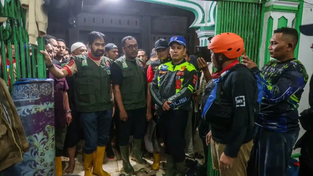 Terobos Banjir, Mualem Tinjau Titik Pengungsian di Pidie