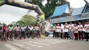 Pelepasan-peserta-Fun-Bike-dalam-rangkaian-Hari-Jadi-Ke-75-Kabupaten-HSS.jpg