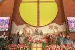 pj-gubernur-jateng-nana-sudjana-meninjau-ke-gereja-di-natal.jpg