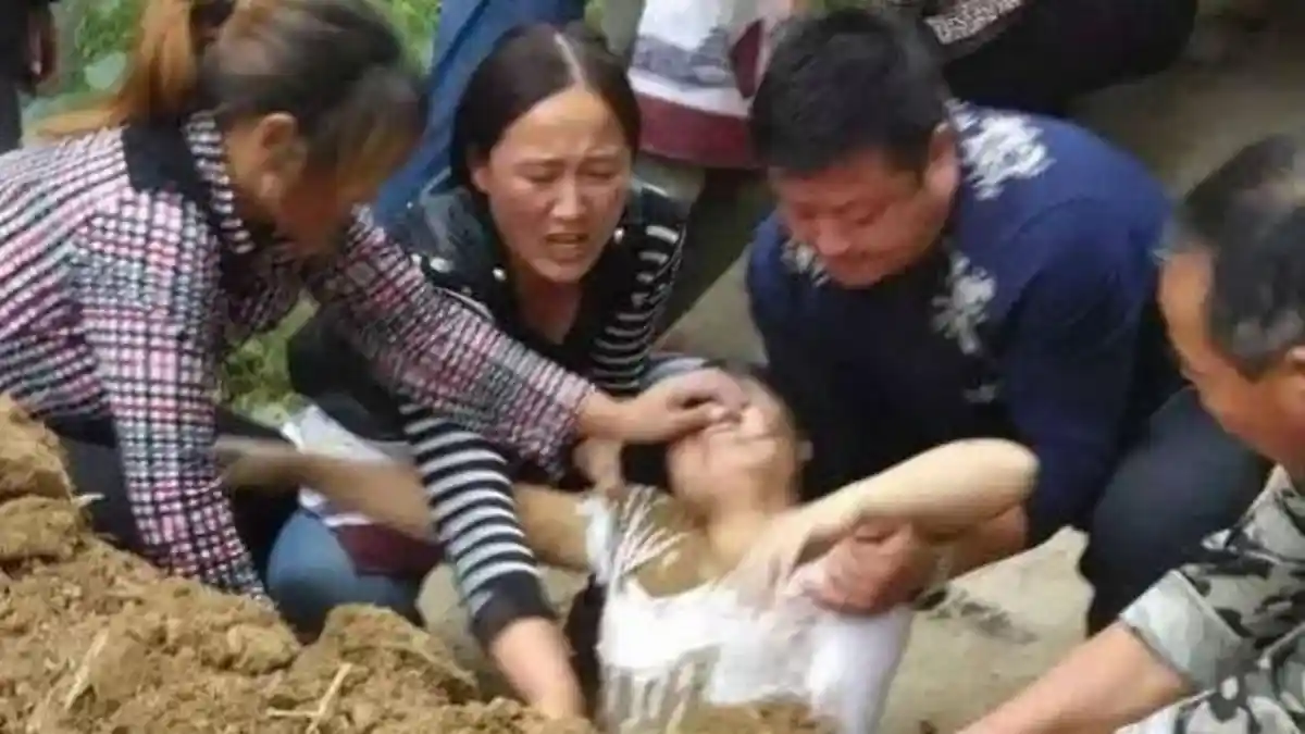 Seorang Wanita Dikubur Satu Truk Pasir, Gara-gara Selisih Soal Jalan