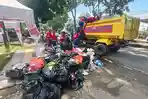 Petugas-kebersihan-memasukan-sampah-ke-dalam-truk-sampah-di-Kota-Malang.jpg