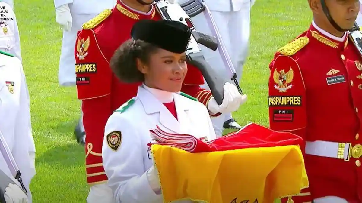 Dipuji Warganet, Momen Pembawa Baki di Istana Negara Lilly Indiani Tetap Tenang meski Sepatu Lepas