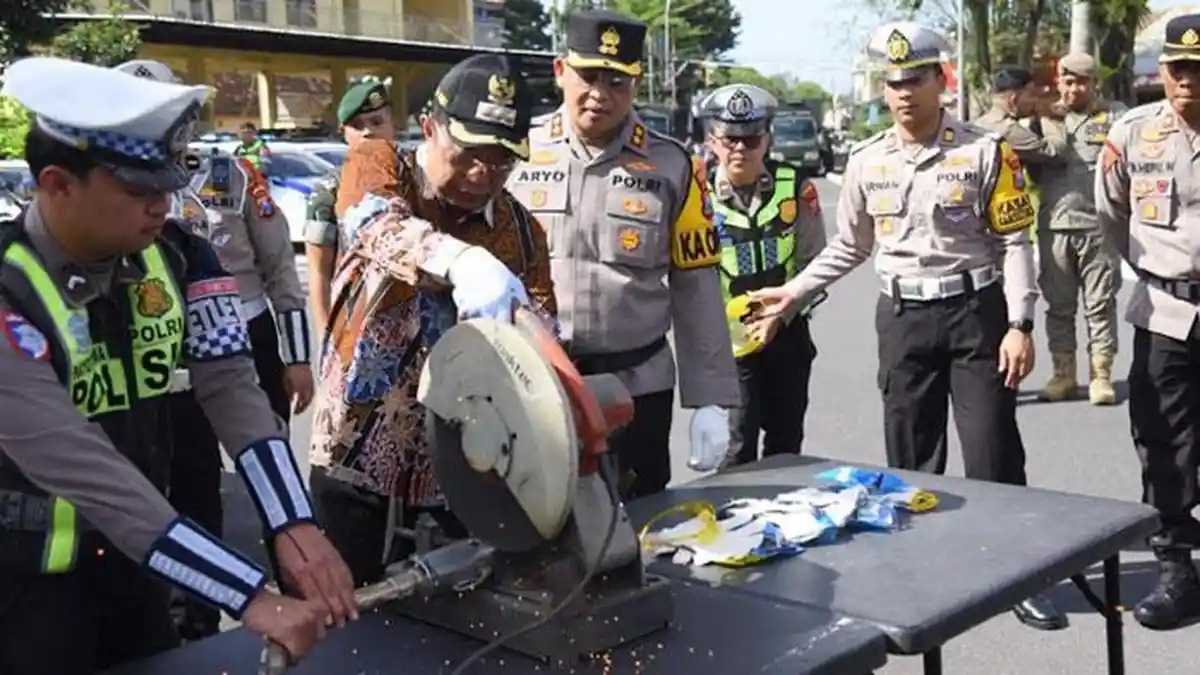 Jelang Idulfitri, 1.500 Botol Miras Digilas dan 50 Knalpot Brong Digerinda oleh Polres Bondowoso