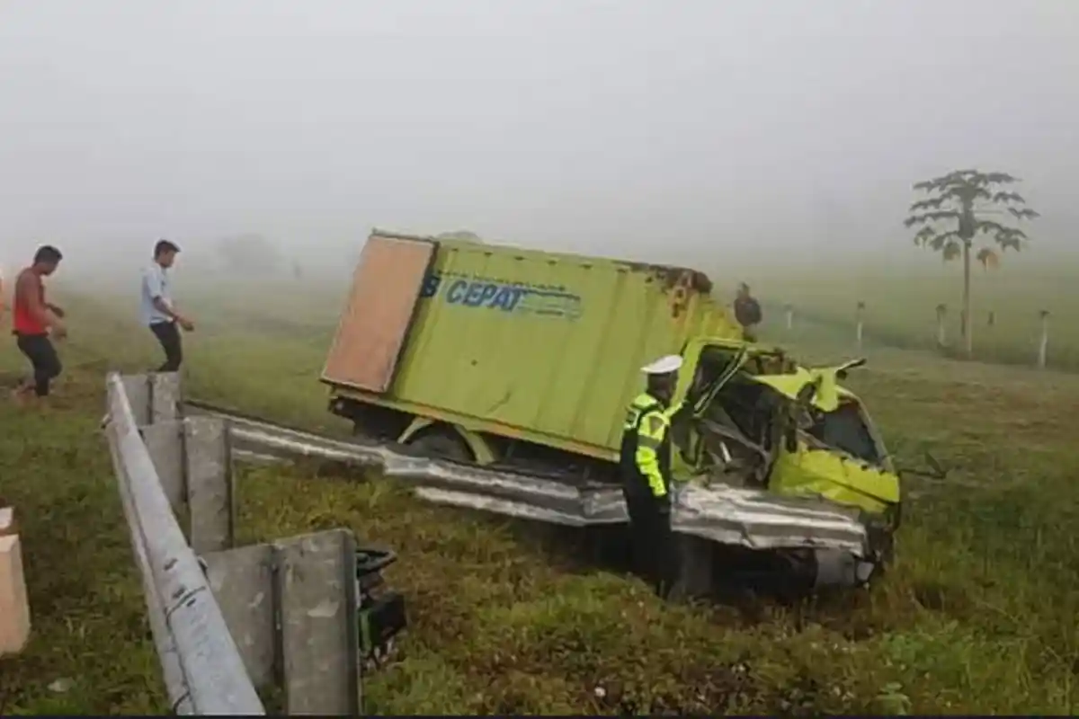 Truk Box Ekpedisi Hantam Pembatas Tol Solo-Ngawi, Begini Nasib Sopir dan Kernetnya