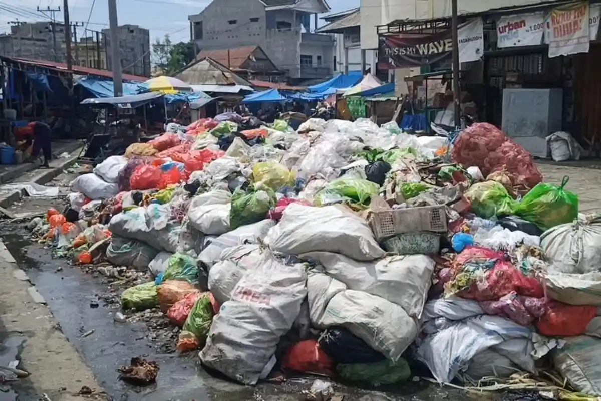 Sampah Menggunung di Kompleks Pasar Wonomulyo, Berulat dan Bau Busuk Menyengat Ganggu Pedagang