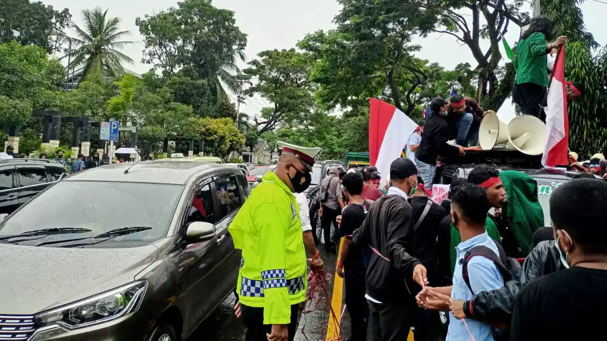 Massa Demo Tolak PPKM Semakin Ramai, Kemacetan di Depan Balai Kota Ambon Tak Terhindarkan