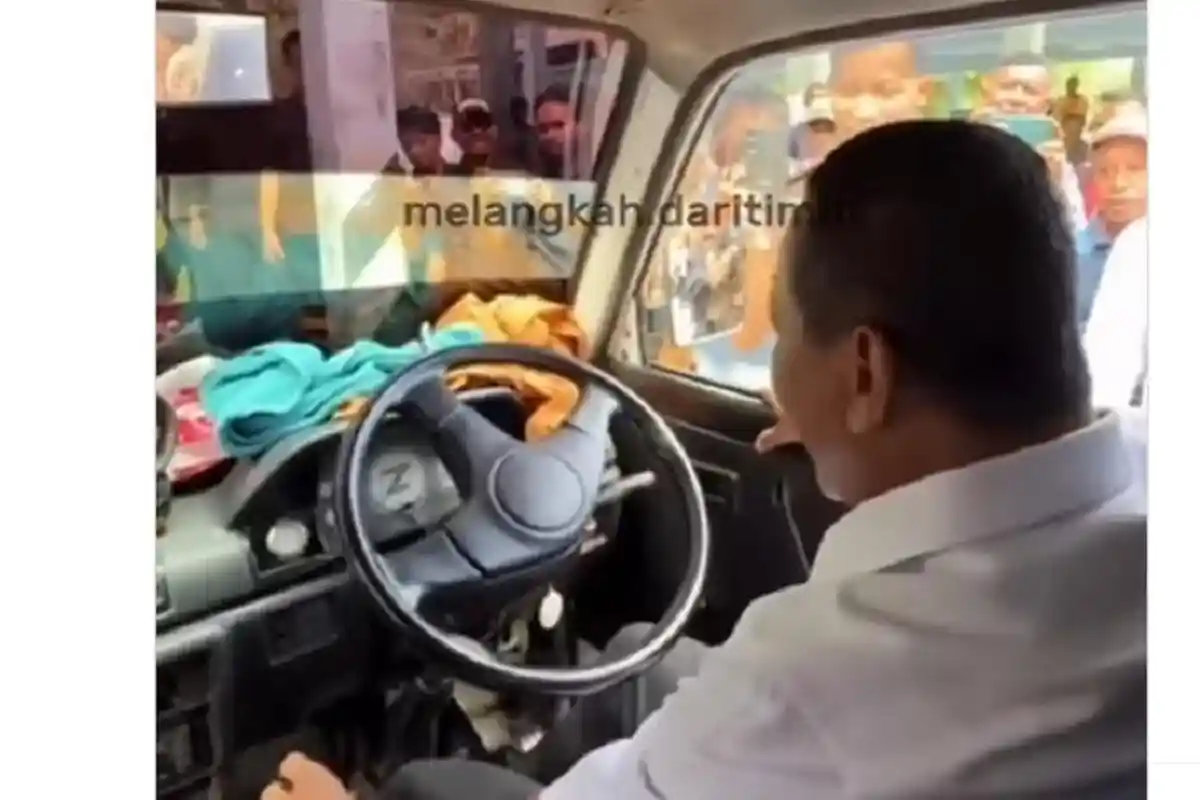 Menteri ESDM Bahlil Nostalgia “Narik” Angkot di Terminal Tumburuni Fakfak