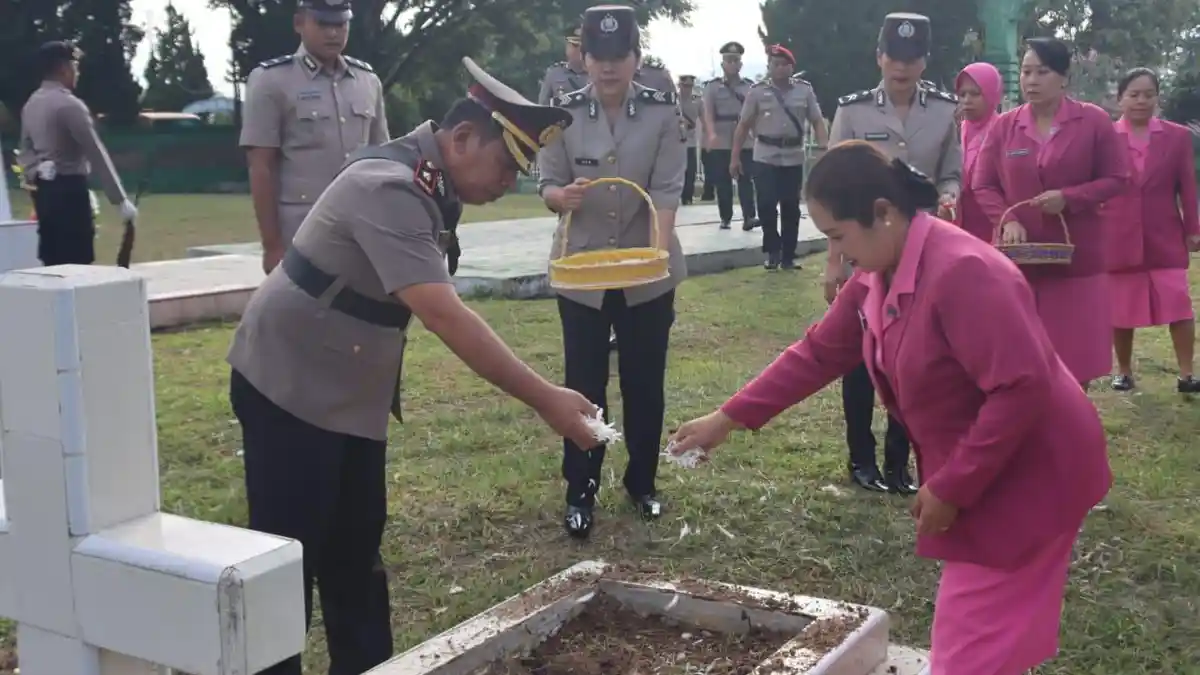 HUT Ke-78 Bhayangkara, Polres Toba Gelar Upacara Ziarah dan Tabur Bunga di TMP Bahagia Balige