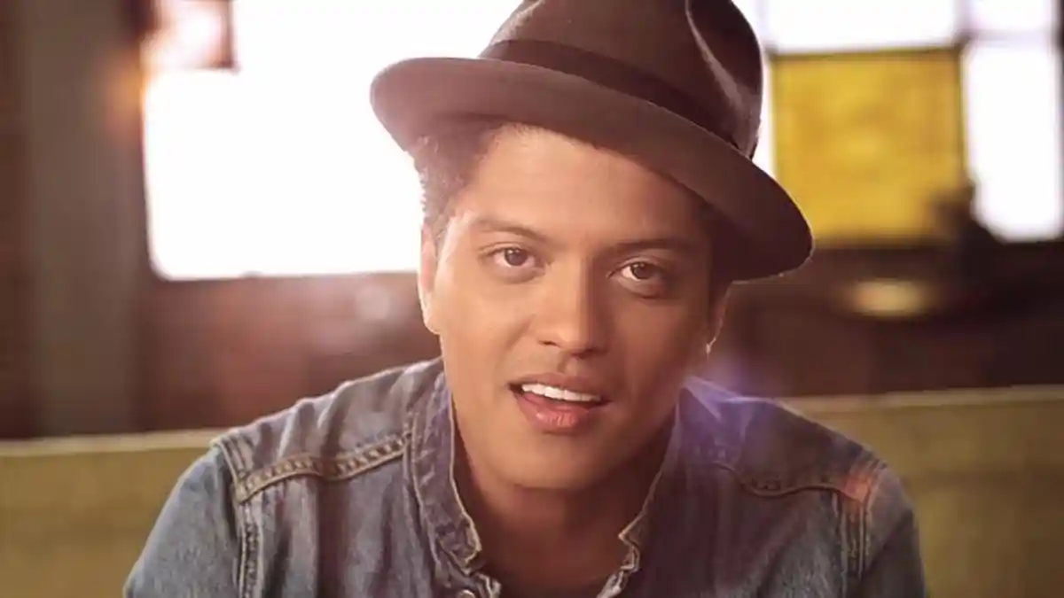 Lirik Lagu Just The Way You Are - Bruno Mars - Terjemahan Bahasa Inggris ke Indonesia