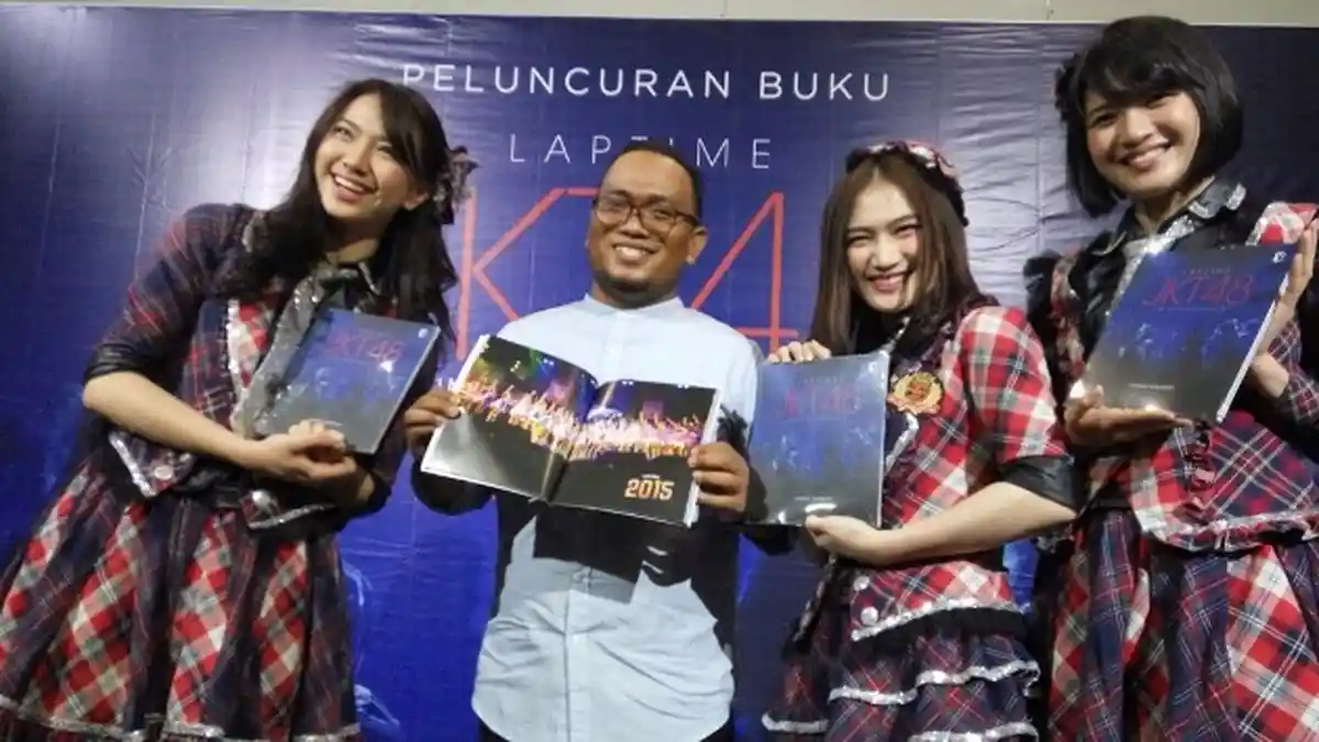 Buku Ini Merangkum Transformasi Member JKT48 Dari Culun Hingga Glamor