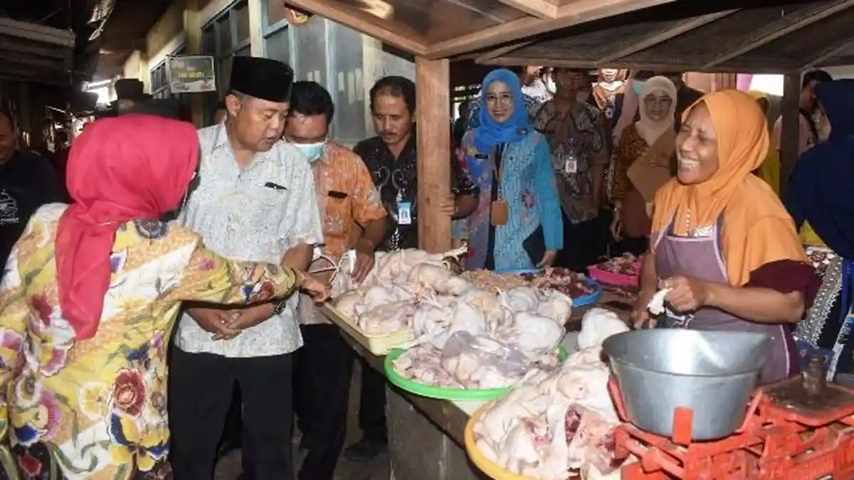 Tim Inspeksi Cek Harga Bahan Pangan di Pasar Jungke Karanganyar, Harga Daging Ayam dan Sapi Naik