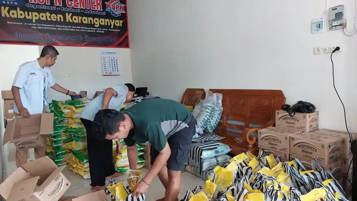 Disdagperinaker Karanganyar Salurkan Paket Sembako Murah Bagi Karyawan Pabrik