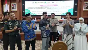 Kepala-BPOM-RI-Taruna-Ikrar-didampingi-Bupati-Tabalong-HM-Noor-Rifani.jpg