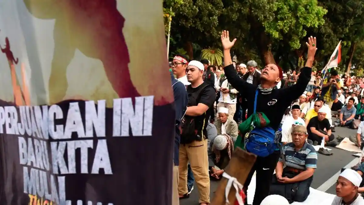 Pendemo di MK Alami Ini usai Makan Roti