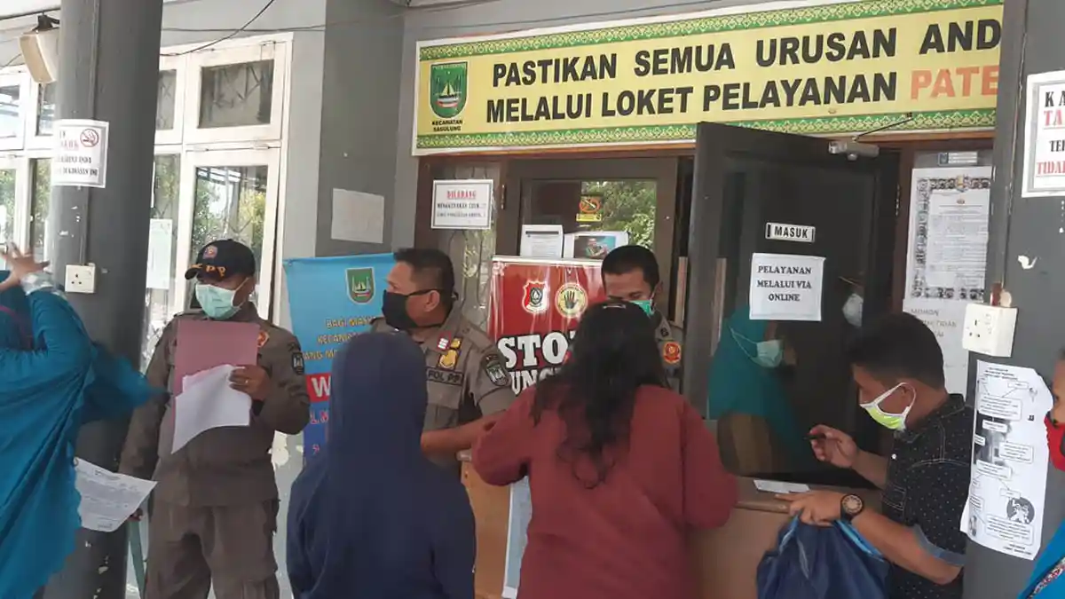 Proses e-KTP 1 Tahun Belum Selesai, Warga Berkerumun Datangi Kantor Camat Sagulung