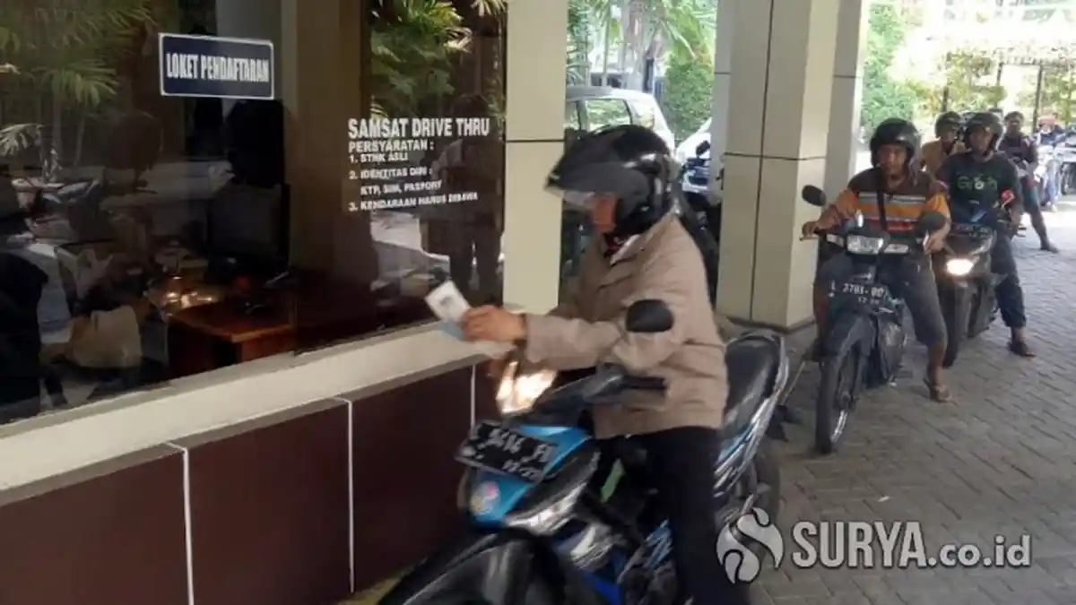 Hari-Hari Akhir Program Pemutihan Pajak, Antrean Warga Surabaya Mengular di Samsat Manyar
