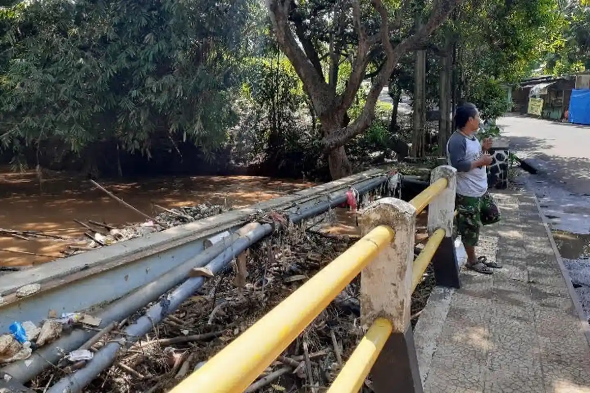 Jembatan Perbatasan Tangsel Depok Sempat Terputus Akibat Banjir, Sisakan Sampah yang Menumpuk