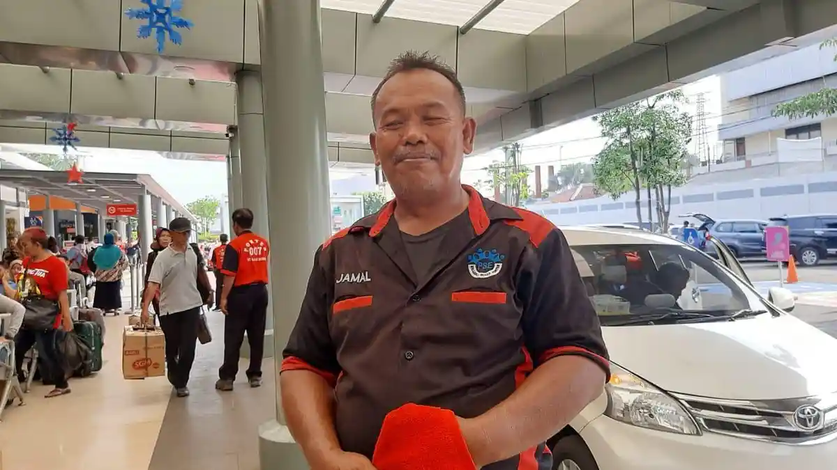 Banyaknya Penumpang Kereta Api di Stasiun Senen Menjadi Berkah bagi Jamal