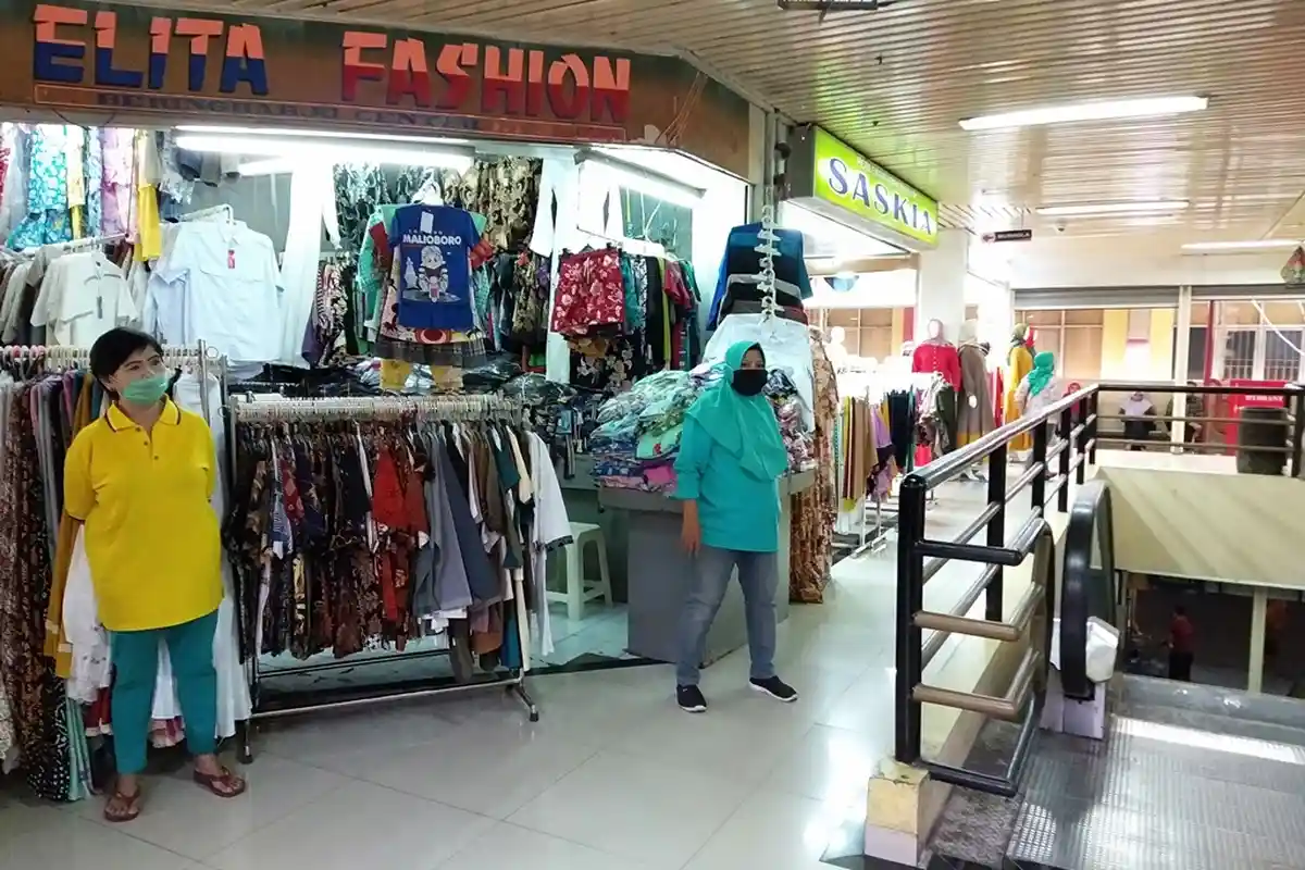 Hampir Tak Ada Pembeli, Pedagang Sandang Pasar Beringharjo Kembangkan Lapak Daring