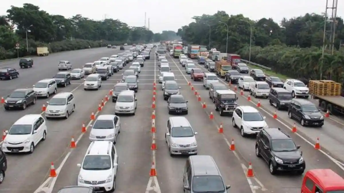 Terjadi Antrean Kendaraan di Tol Cibubur Sepanjang 1 Kilometer
