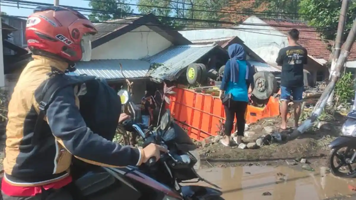 Diduga Sopir Mengantuk, Truk di Jember Hantam Tiang Listrik, Terguling dan Menimpa Rumah Warga