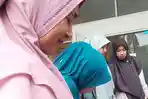 Sejumlah-wanita-memasukkan-proposal-untuk-mendapatkan-dana-bantuan-UMKM.jpg