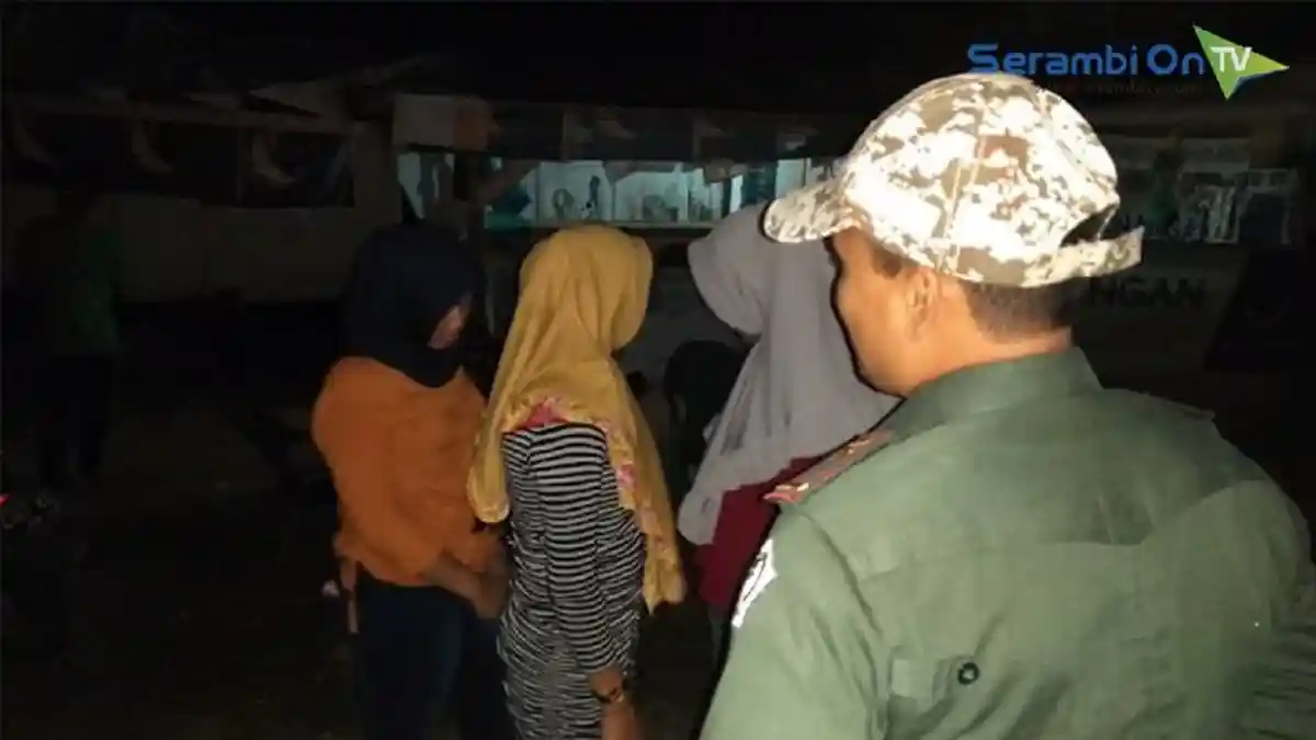 Dirazia Satpol PP, Para Pelanggan di Warung Remang-remang Kocar-kacir