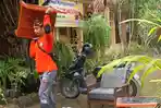Guru dan Relawan Kerja Bakti Bersihkan SDN 1 Sukorejo Grobogan, Air Masih Setinggi Mata Kaki