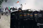 bentrok-aparat-kepolisian-dengan-demonstrasi-menolak-uu-cipta-kerja.jpg