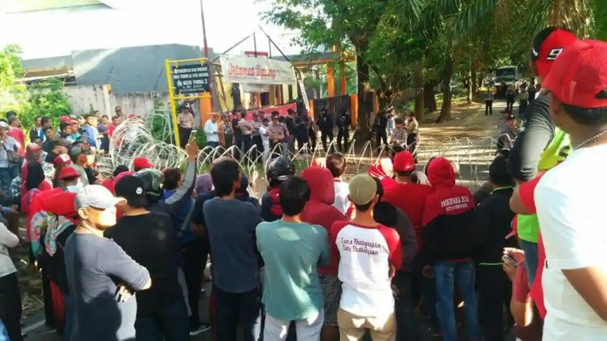 Massa Pendukung Paslon FAS Datangi KPU terkait Dugaan Kecurangan Pilkada Parepare