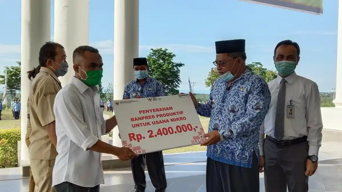 Bupati dan Wabup Manggarai Timur Serahkan Bantuan Modal Usaha Bagi 9.634 Pelaku UMKM
