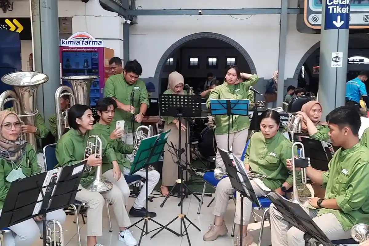 Mudik Lebaran 2023, Marching Band Binaan PT KAI Hibur Penumpang di Stasiun Pasar Senen