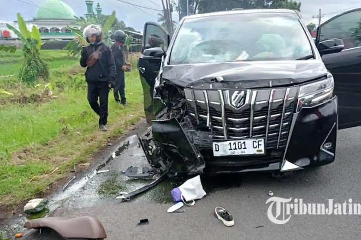 KRONOLOGI Kecelakaan Alphard vs 2 Motor di Banyuwangi, Tiga Orang Luka Parah, Ada yang Patah Tulang