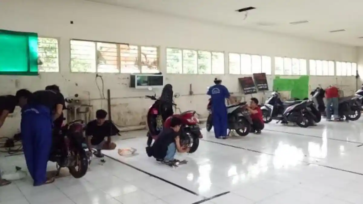 Mahasiswa Teknik Mesin UMI Gelar Engine Tune Up, Tawarkan Servis Motor dan Ganti Oli Gratis